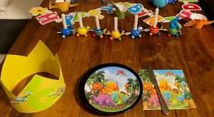 Geburtstagstisch mit Dinosaurierteller und Sevietten und Krone