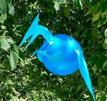 Luftballon-Dinosaurier als Dekoration am Baum hängend