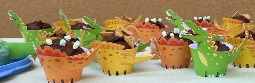 Dinosaurier Muffins in bunten Karton-Dino-Formen