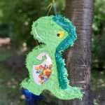 Dinosaurier Pinata am Baum hängend