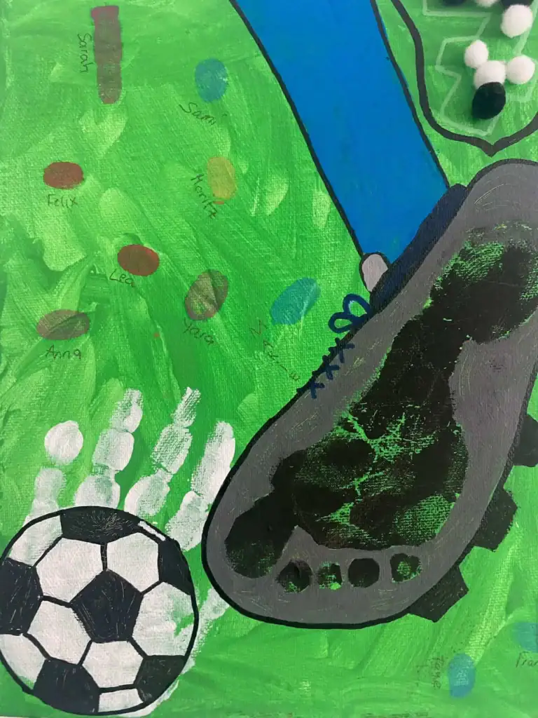 Geburtstagsleinwand mit einem Fußabdruck als Fußballer und den Fingerabdrücken der Gästekinder