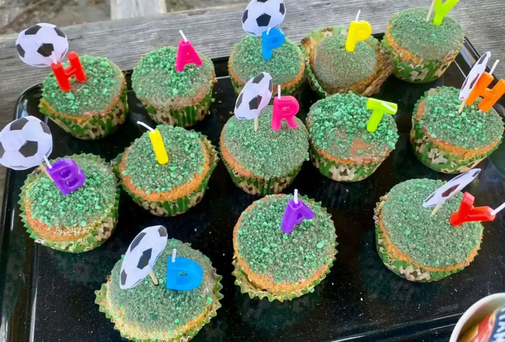 Fußball-Muffins mit grünem Zucker als Wiese oben drauf