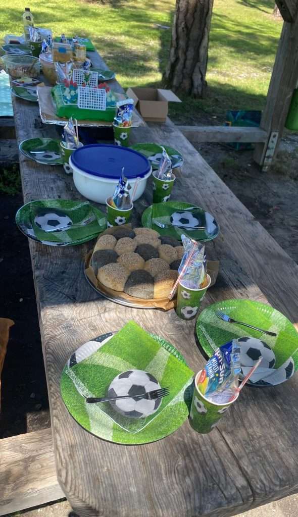 Geburtstagstisch zum Motto Fußball mit de Torte und den Tellern und Bechern im Fußball-STyle