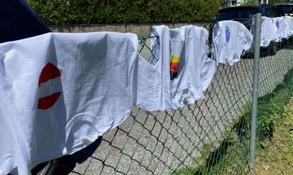 selbst bemalte Fußball-Shirts die über einem Zaun zum Trocknen hängen 