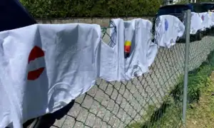 T-Shirts, die die Kinder bemalt haben zum Trocknen aufgehängt