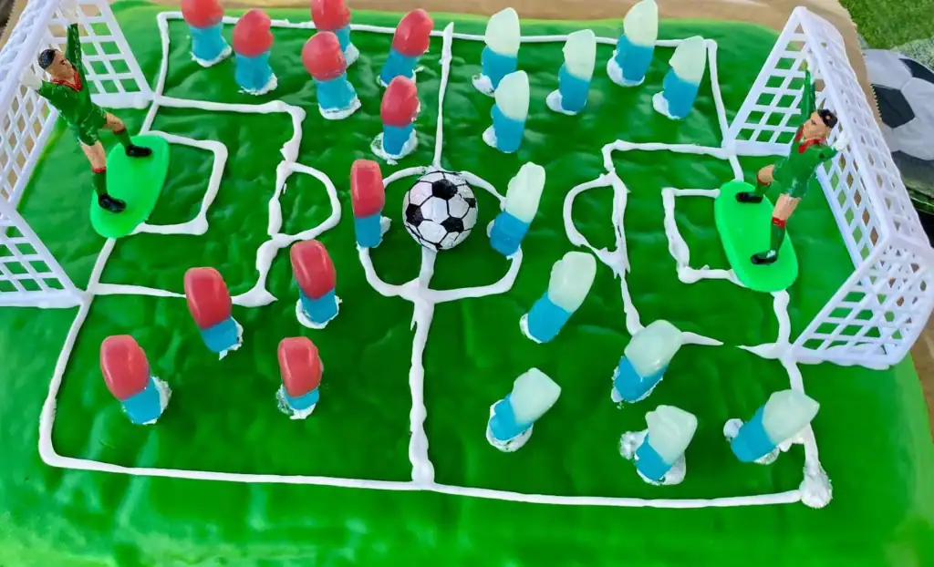 Torte als Fußballfeld mit Hopper und Schlümpfe-Spielern