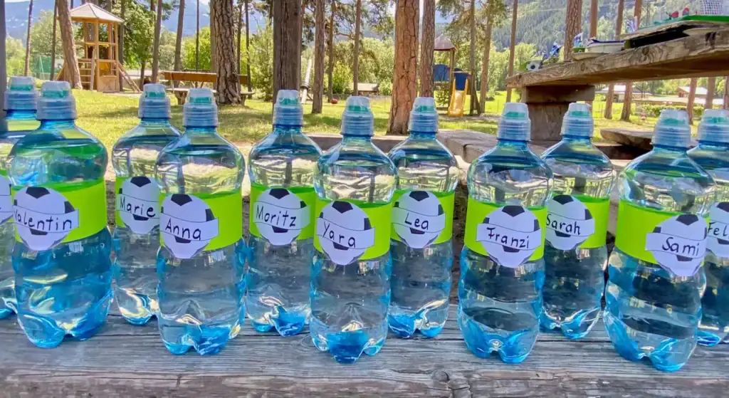 Wasserflaschen mit Fußball Banderolen mit den Namen der Gästekinder