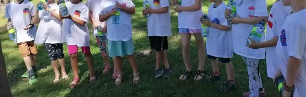 Kinder mit ihren bemalten Fußball-Shirts