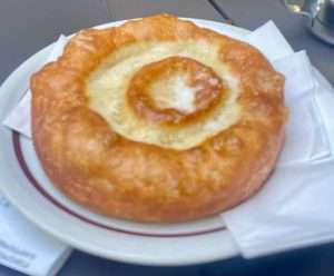 Schmalznudel - Essenstipp für München mit Kindern - sie liegt auf einem Teller