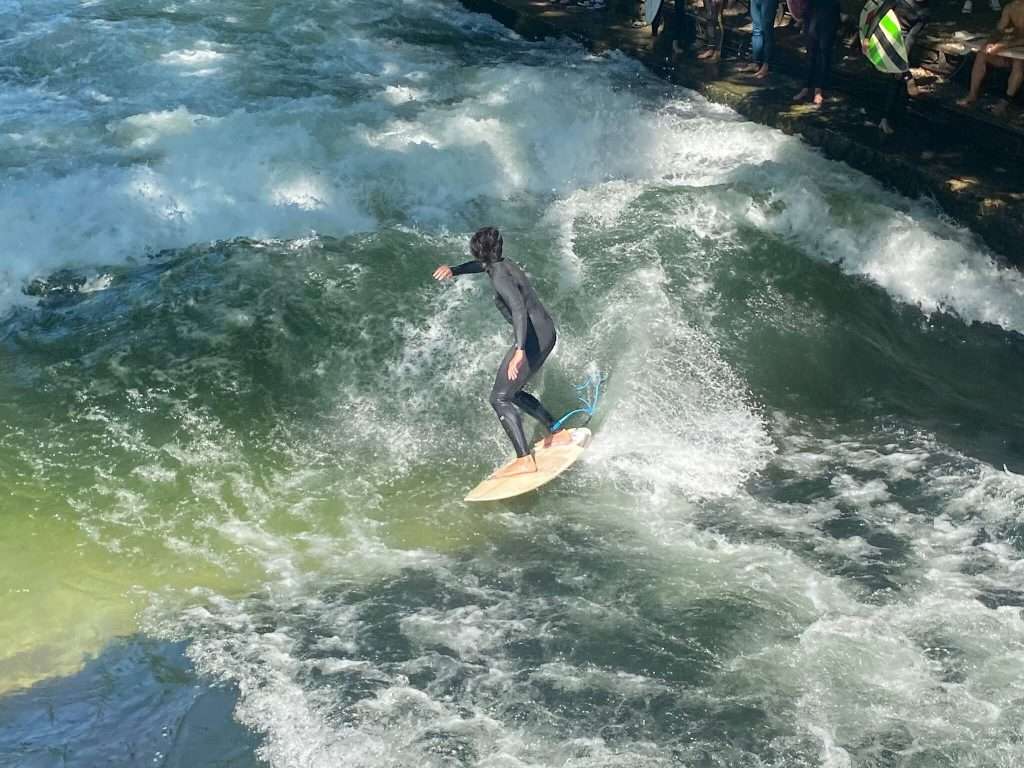 Surfer am Eisbach in München auf der Welle