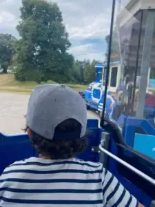 Kurzurlaub München mit Kindern  - Olympiapark mit der Minilok - Kind von hinten 
