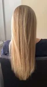 kopf von hinten mit langen sehr glatten haaren - wie halten locken in diesen haaren länger