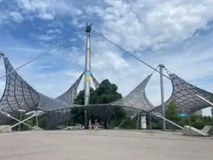 Kurzurlaub München mit Kind da darf der Olympiapark nicht fehlen - typische olympische Dächer