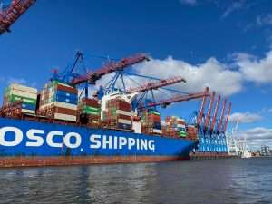großes Containerschiff im Hafenbecken in Hamburg