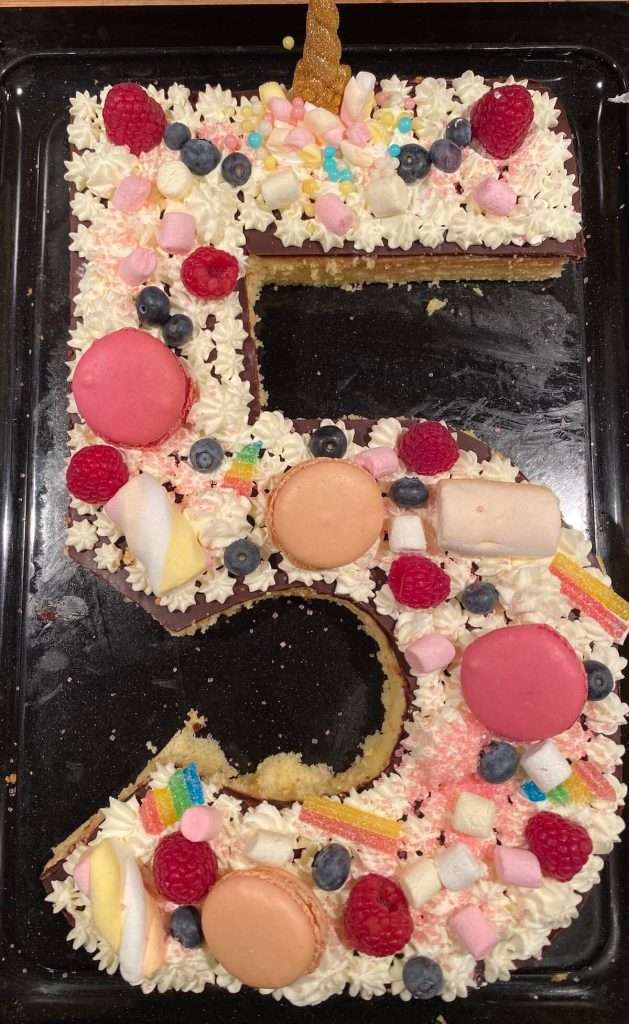 ein Kuchen in der form einer 5 als Einhorn dekoriert mit der Buttercreme ohne Pudding 