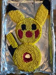 Pokemon Geburtstag - Kuchen in Form eines Pikatchu als die Zahl 8 in gelb
