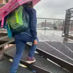 hamburg mit Kindern bei Regen - Kind mit Regenschirm steigt die Treppen nach oben