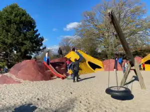 künstliche Berge am großen Spielplatz in Planten un Blomen