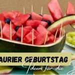 Dinoparty Buffet mit einem großen Dinosaurier aus einer Wassermelone