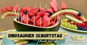 Dinoparty Buffet mit einem großen Dinosaurier aus einer Wassermelone