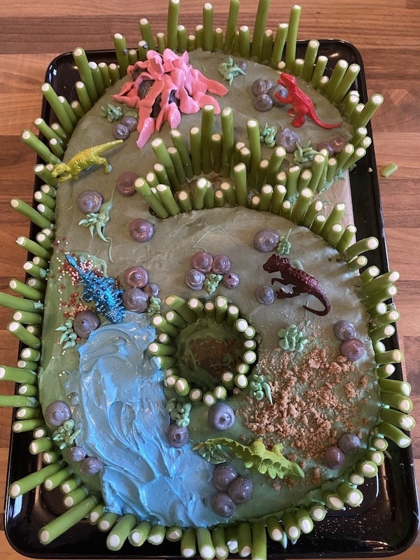 Zahlenkuchen mit der Zahl 6 als Dino-Landschaft und Idee für die Dinoparty