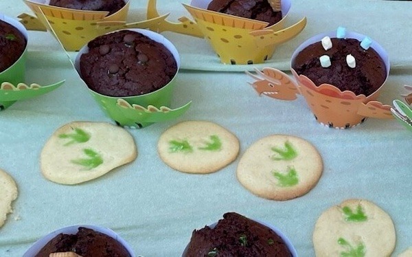 runde Kekse auf einem Tisch mit Dino Fußabdrücken