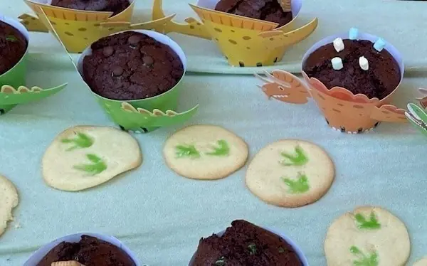 Dinomuffins und Kekse mit Dinoabdruck
