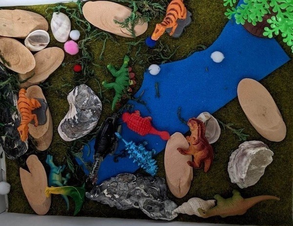 Bastelarbeit Dino Landschaft in einem Karton