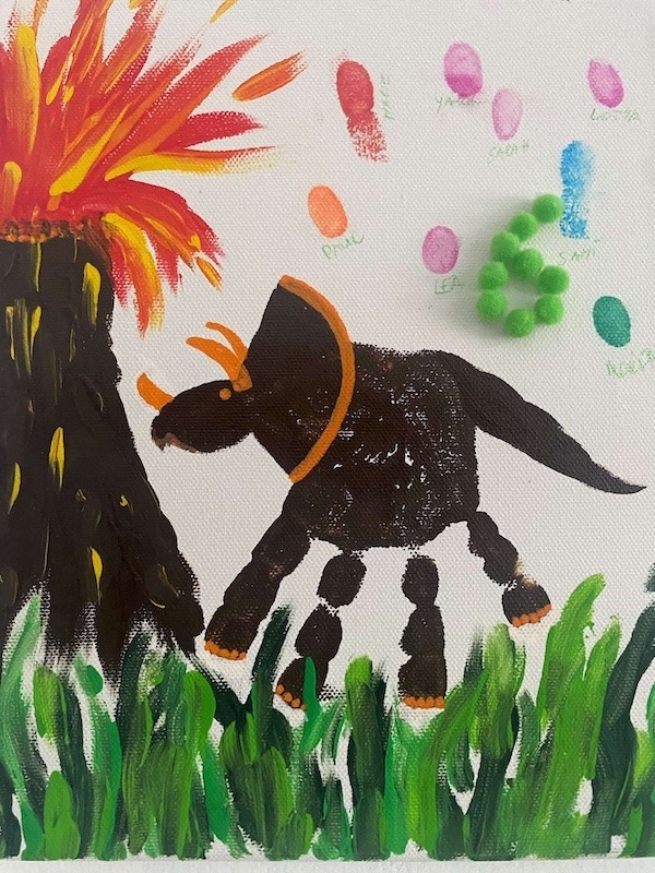 Leinwand mit einem Handabdruck als Dino und der Landschaft drum herum