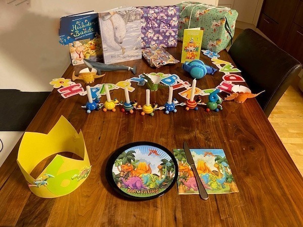 Tisch zum Kindergeburtstag zum Motto Dino