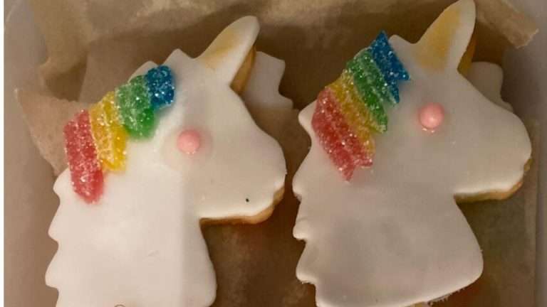 Einhorn Kekse mit Regenbogenmähne für den Einhorn Geburtstag