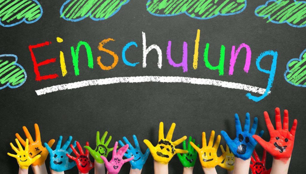 zum Thema Einschulung planen leicht gemacht, sieht man hier Schild mit den Wörtern Schule und darunter durchgestrichen Kindergarten