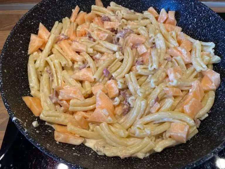 Melonen mit Nudeln in der Pfanne