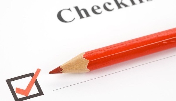 als Symbol für die Checkliste sieht man einen roten Bleistift mit einem abgehakten Kästchen daneben