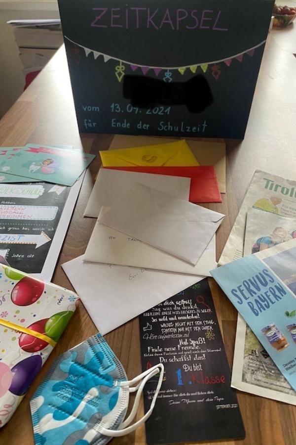 Zeitkapsel mit dem Inhalt