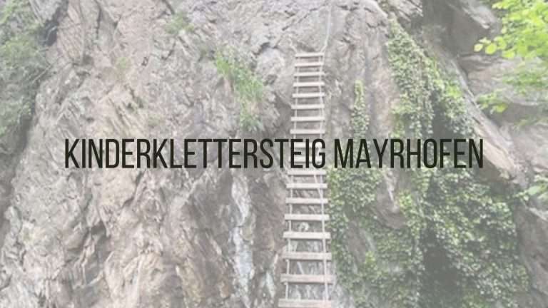 Klettersteig für Kinder geeignet in Mayrhofen Zillertal in Tirol. Man sieht die Holzleiter als Teil des Hochseilgartens für den Familienklettersteig