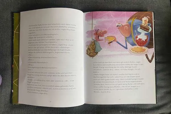 offenes Buch auf einer Seite