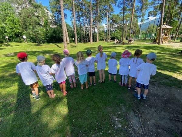 Kinder stehen in eine rReihe mit dem Rücken zum Bild und alle haben ein T-Shirt an, das sie zum Fußball Geburtstag selbst angemalt hatten