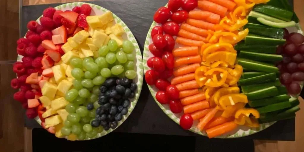 Regenbogen-Obstteller und Gemüseteller