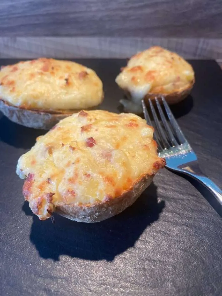 Einfach unwiderstehlich: gefüllte Ofenkartoffeln nach Flammkuchen-Art