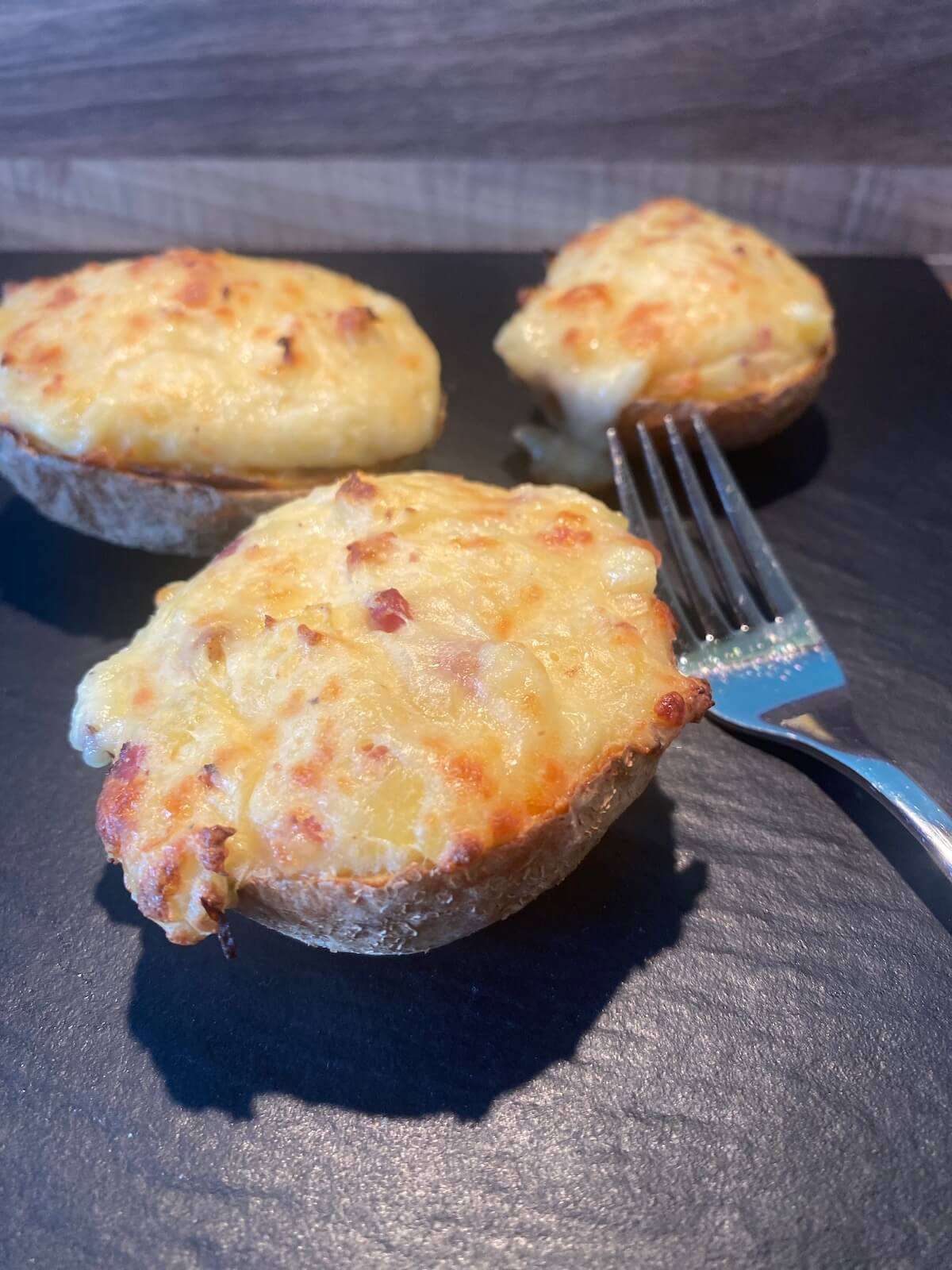 Einfach unwiderstehlich: gefüllte Ofenkartoffeln nach Flammkuchen-Art ...