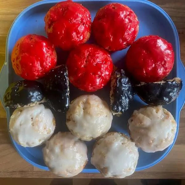 Muffins überzogen mit den Farben eines Pokeballs