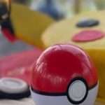 Pokemon Torte mit dem Pokeball im Vordergrund zum Pokemon Geburtstag