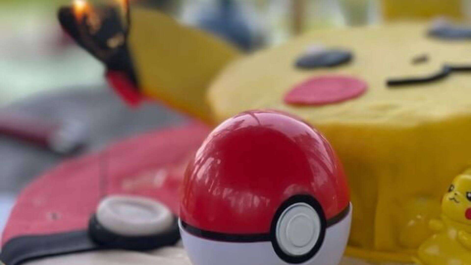 Pokemon Torte mit dem Pokeball im Vordergrund zum Pokemon Geburtstag