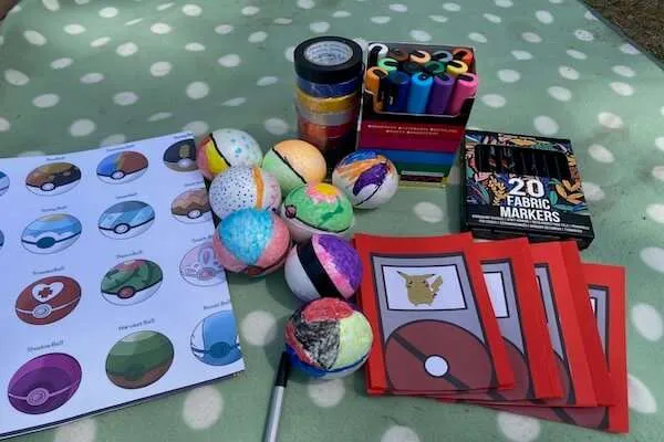 alle Materialien für die geniale Pokemon Party Idee mit den Pokebällen, Farben, Vorlagen und Pokepässen