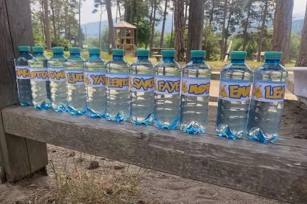 Wasserflaschen mit speziellem Etikett mit den Kindernamen zu Pokemon