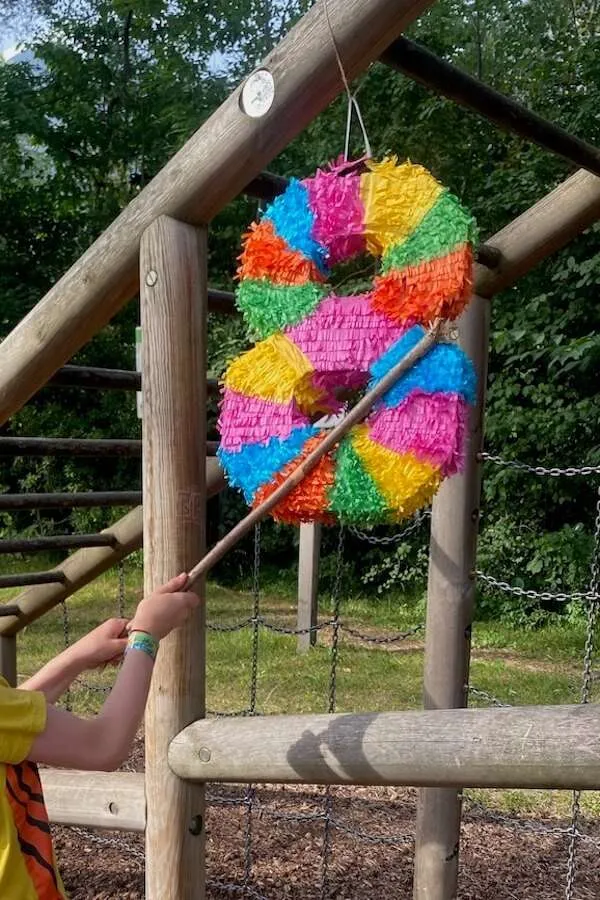 Pinata mit der Zahl 8 an einem Klettergerüst