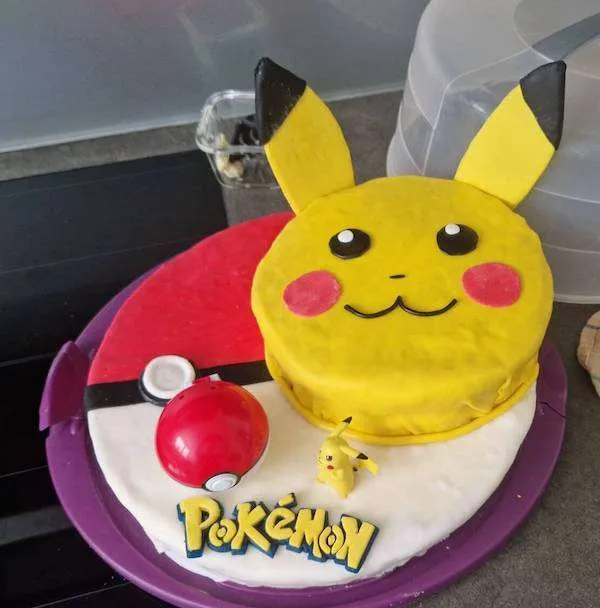 Torte als Pikachu und Pokeball