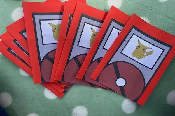 Pokepässe mit einem Pikachu drauf und einem Pokeball