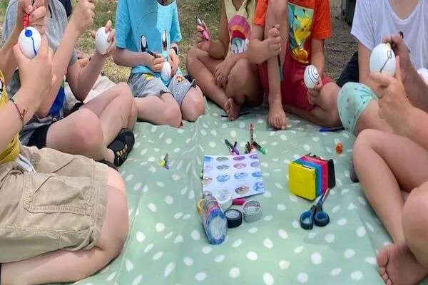 Kinder beim Bemalen der Pokebälle